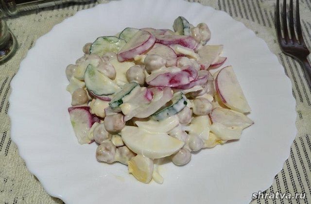 Салат из редиски со свежим огурцом и консервированым нутом