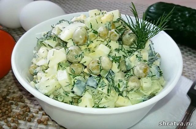 Салат с зелёным горошком, огурцом и яйцами