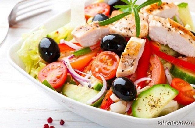 Салат «Греческий» из овощей, сыра и курицы