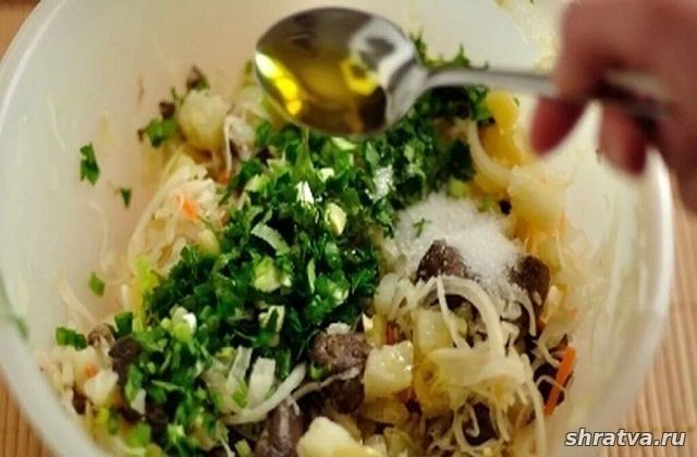 Салат из квашеной капусты с картофелем и грибами
