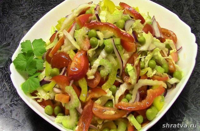 Салат с зелёным горошком, перцем, сельдереем и помидорами