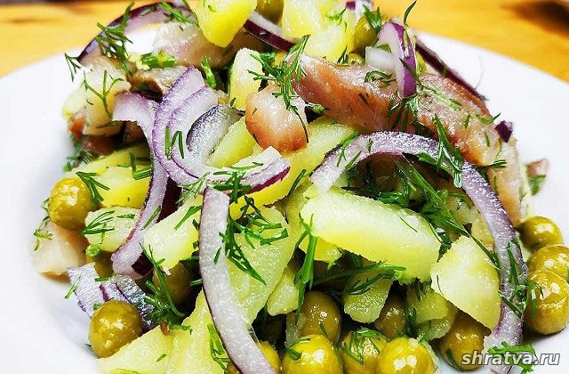 Салат с зелёным горошком, селёдкой и картошкой