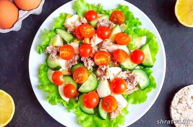 Салат из овощей с яйцом и тунцом