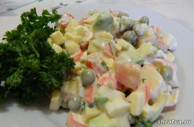 Салат с зелёным горошком, крабовыми палочками, авокадо