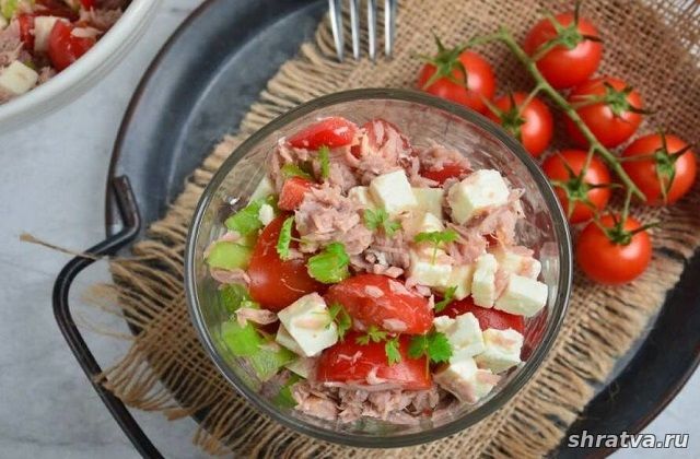 Коктейльный салат с тунцом и помидорами