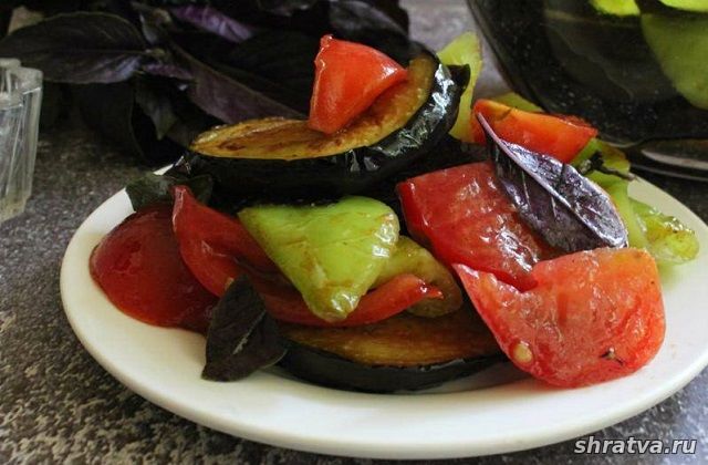 Салат с жареными баклажанами, перцами и помидорами