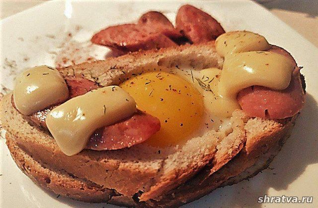 Яичница с сосисками на завтрак в хлебе