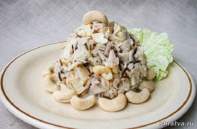 Рисовый салат c курицей, кешью и грибами