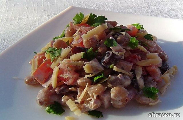 Салат «Обжорка» с копченой колбасой, фасолью, помидорами и сыром