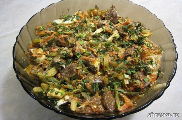 Салат «Обжорка» с мясом, картофелем и грибами
