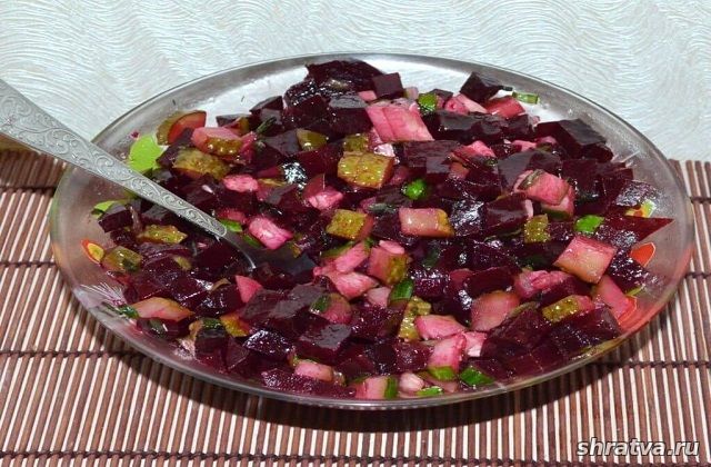 Салат из свеклы с соленым огурцом и чесноком