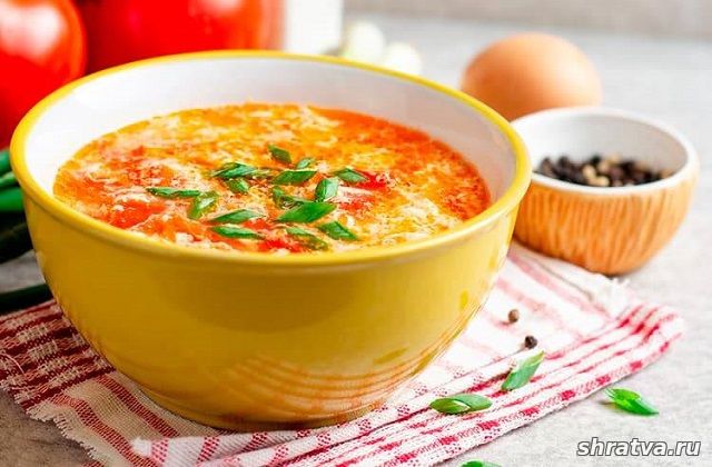 Яичный суп с помидорами и чесноком