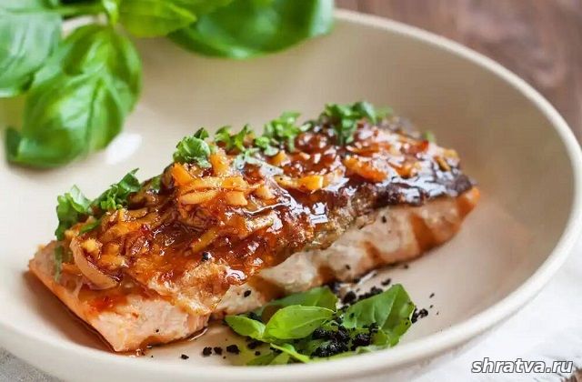 Запеченное филе лосося в соусе с имбирем и луком
