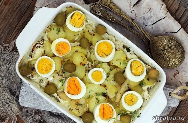 Запеченная треска с картофелем, яйцами, оливками