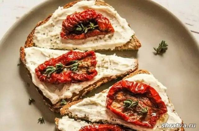 Бутерброды с творожным сыром и вялеными помидорами