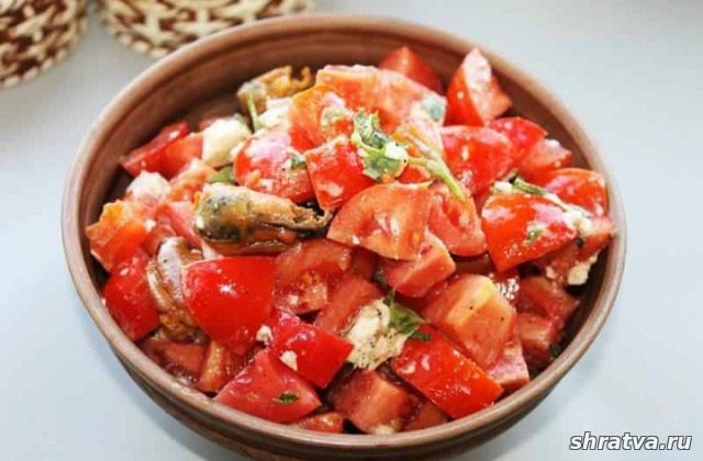 Салат из помидоров, жареных мидий и феты