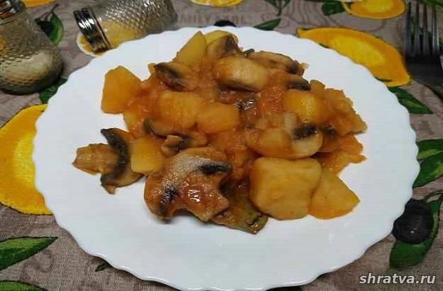 Тушёный картофель с грибами и томатной пастой