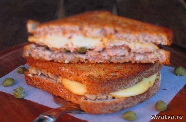 Горячий бутерброд с тунцом и копченым сыром