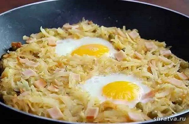 Жареные яйца с тертым картофелем и ветчиной