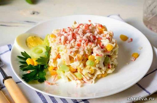 Крабовый салат с яйцом и сельдереем