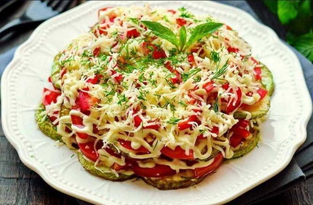Слоеный салат с кабачками, помидорами и сыром