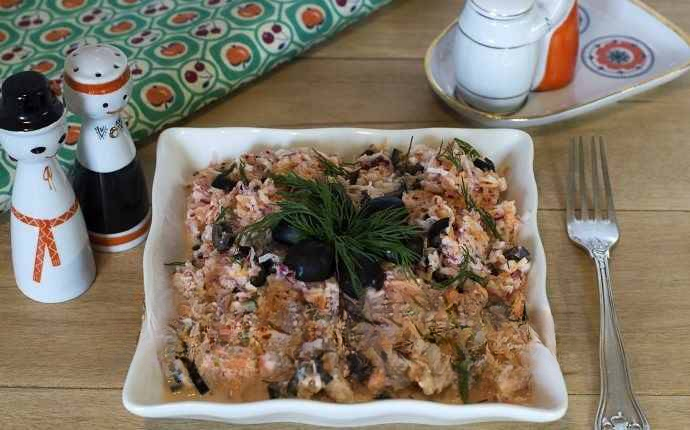 Салат из редиски с морковью и маслинами