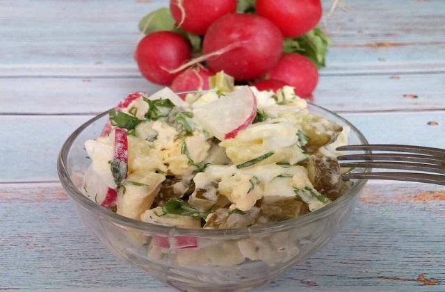 Картофельный салат с редисом, соленым огурцом и яйцом
