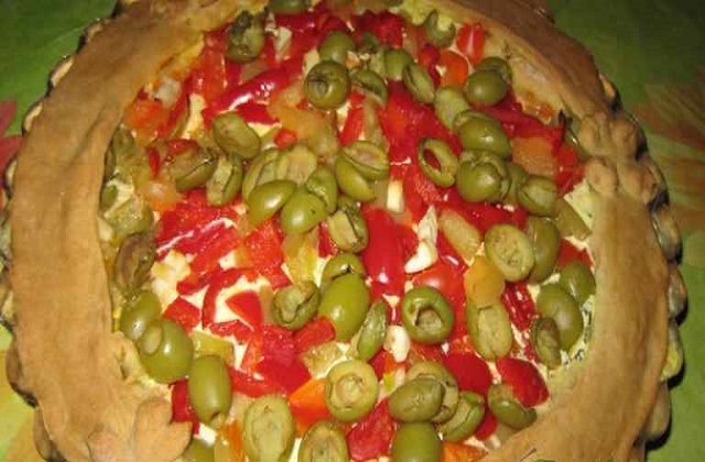 Пирог с сыром, перцем и оливками