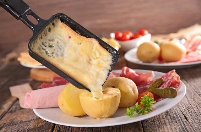 Молодой картофель под расплавленным сыром