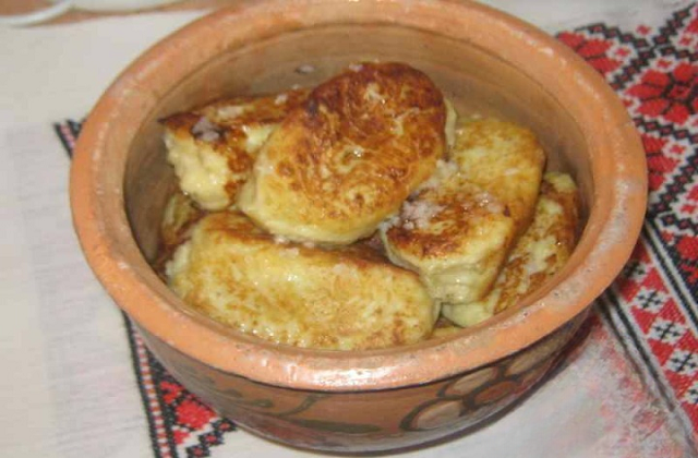 Картофельные зразы с фасолью под чесночным соусом