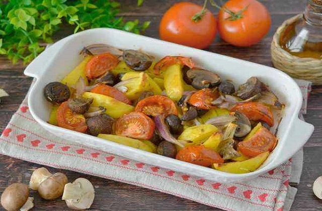 Картошка с грибами и помидорами в духовке
