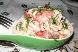 Салат «Коралл» с крабовым мясом и курицей