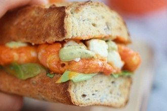 Сэндвич-гриль с креветками и острым соусом