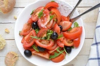 Простой свежий помидорный салат
