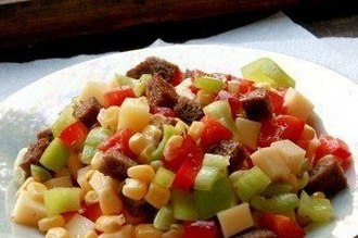 «Пёстрый» салат из перца, сыра и кукурузы