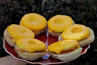 Открытый сэндвич с ветчиной, сыром и ананасом