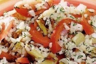 Салат из риса с овощами и укропом