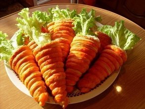 Салат в «морковках» из слоеного теста