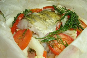 Рыба, запеченная в пергаменте с овощами