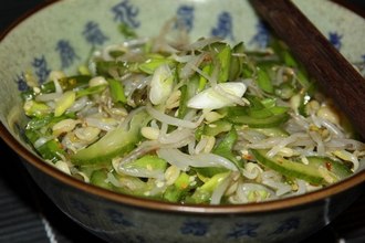 Салат из ростков фасоли с огурцом