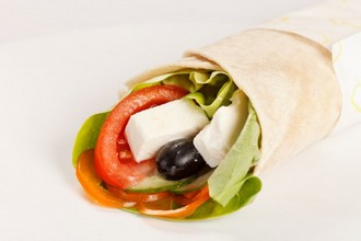 Греческий салат в лаваше