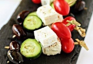 Греческий салат на шпажках