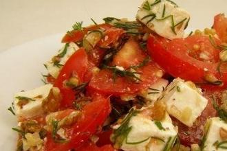 Салат из помидоров и брынзы