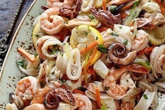 Праздничный салат из маринованных морепродуктов