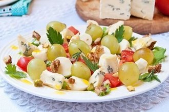Салат с сыром, виноградом и орехами