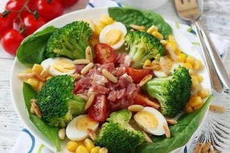 Салат из брокколи с перепелиными яйцами, беконом и кукурузой