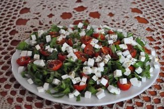 Салат из вяленых помидоров и сыра