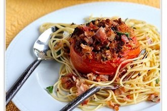 Спагетти с запеченными помидорами, чесноком и беконом