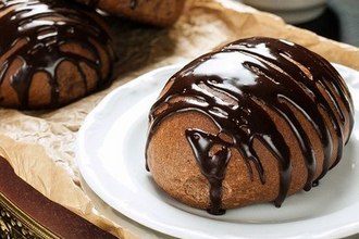Шоколадные булочки с бананом и шоколадом