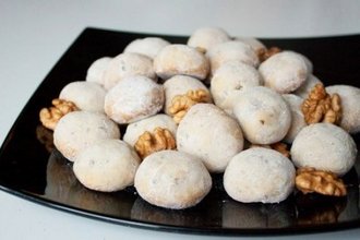 Печенье "Снежки" с орехами, медом и коньяком